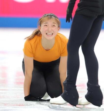 　練習の合間に笑顔を見せる坂本花織（撮影・吉澤敬太）