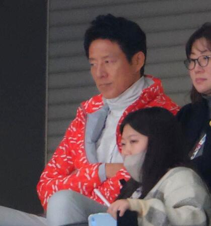 　練習を見つめる松岡修造（撮影・吉澤敬太）