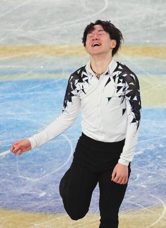 　演技を終え、歓喜する鍵山優真