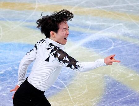 　演技する鍵山優真