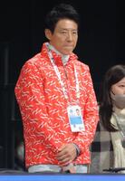 　練習を見つめる松岡修造（撮影・吉澤敬太）