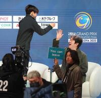 　思わぬ高得点に飛び上がって父の鍵山正和コーチ（右）とタッチする鍵山優真（撮影・吉澤敬太）