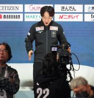 　思わぬ高得点に、飛び上がる鍵山優真（撮影・吉澤敬太）