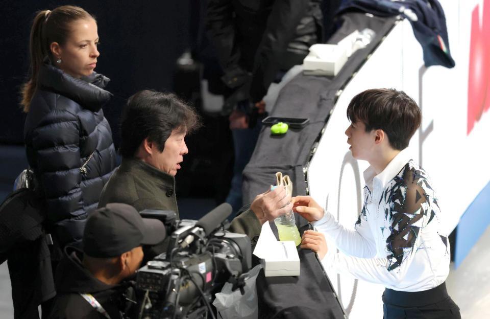 　父の鍵山正和コーチ（中央）の話しを聞く鍵山優真（右）＝撮影・吉澤敬太