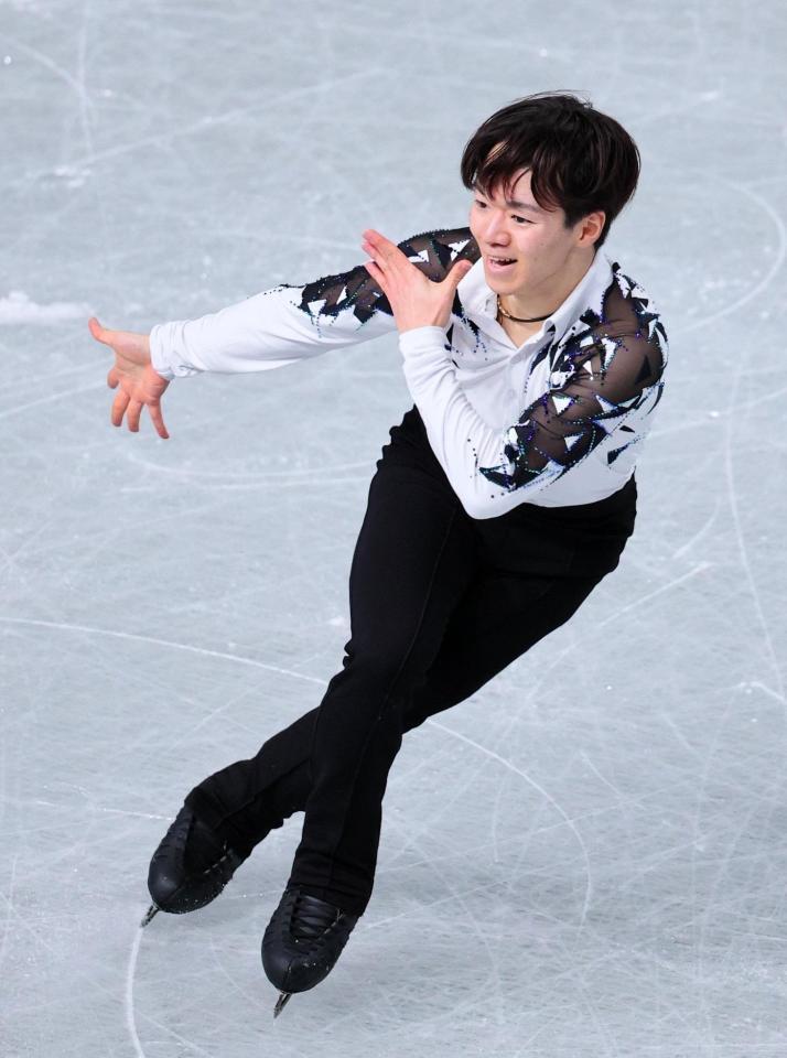 　演技する鍵山優真