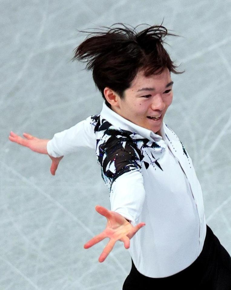 　演技する鍵山優真