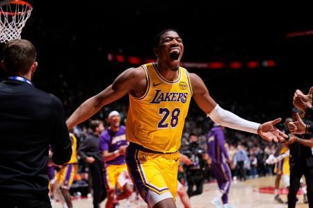 　ラプターズ戦で、３点シュートを決め喜ぶレーカーズの八村塁＝トロント（ＮＢＡＥ・ゲッティ＝共同）