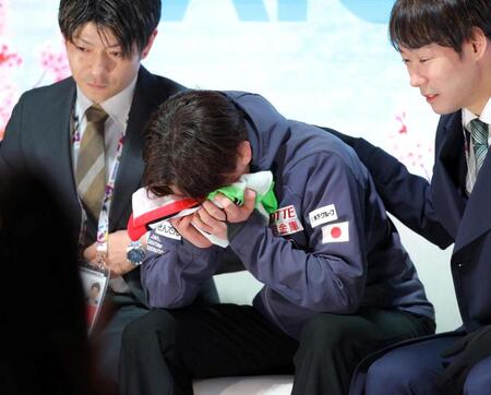 　準優勝となり、号泣する中田璃士（中央）＝撮影・吉澤敬太