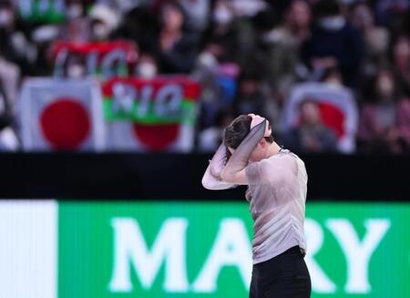 　演技を終え頭を抱える中田璃士