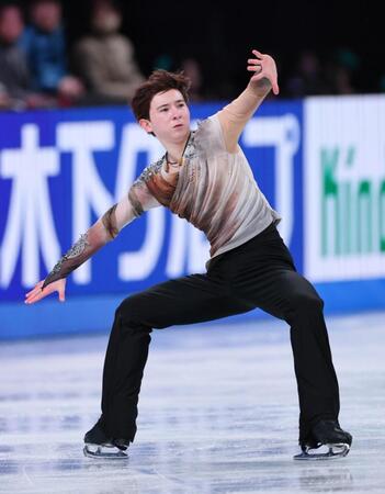 　演技する中田璃士