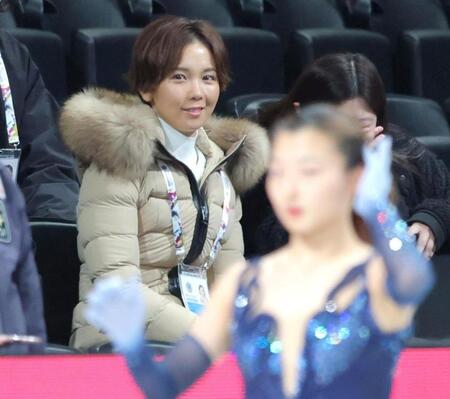 　練習する坂本花織（手前）を見つめるヒロド歩美（撮影・吉澤敬太）