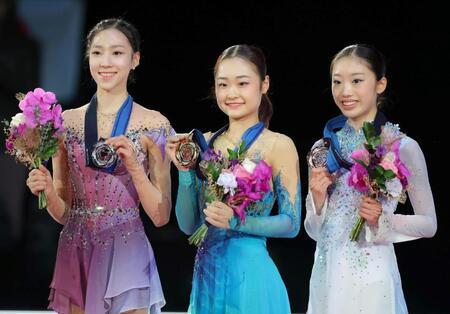　（左から）２位のキム・ユソン、優勝した島田麻央、３位の岡田芽依（撮影・吉澤敬太）