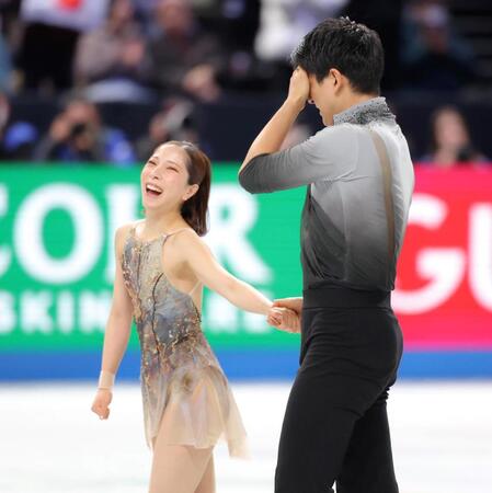 　演技を終え、失敗を悔やむ木原龍一（右）を見て笑う三浦璃来（撮影・吉澤敬太）