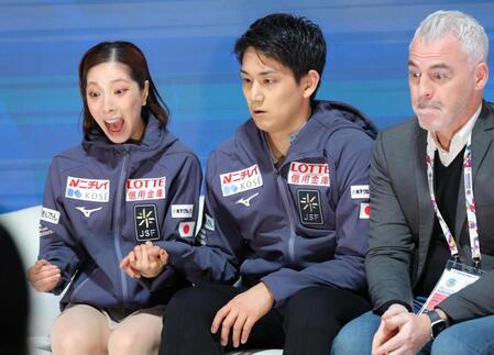 　得点を見て驚く（左から）三浦璃来、木原龍一組とブルーノ・マルコットコーチ（撮影・吉澤敬太）