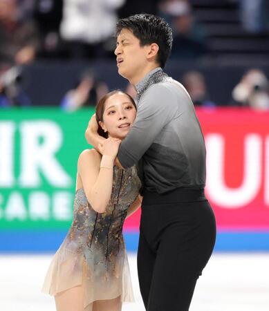 　演技を終え、失敗を悔やむ木原龍一（右）を励ます三浦璃来（撮影・吉澤敬太）