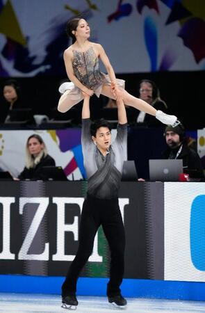 　演技する三浦璃来（上）、木原龍一組