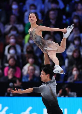 　演技する三浦璃来（上）と木原龍一組