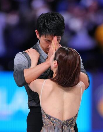 　演技を終え三浦璃来（手前）に謝るしぐさを見せる木原龍一