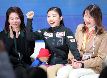 　ＳＰ１位となり、喜ぶ千葉百音（中央）＝撮影・吉澤敬太