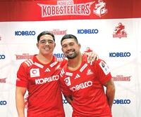 　入団会見に出席したアントン・レイナートブラウン（左）、アーディー・サベア（右）