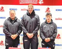 　会見に出席した（右から）李承信、レタリック、レニーＨＣ