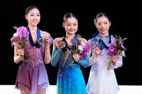 　ジュニア女子で４連覇を果たした島田麻央（中央）。右は３位の岡田芽依