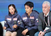 　得点を見て驚く（左から）三浦璃来、木原龍一組とブルーノ・マルコットコーチ（撮影・吉澤敬太）