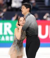 　演技を終え、失敗を悔やむ木原龍一（右）を励ます三浦璃来（撮影・吉澤敬太）