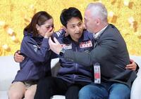 　優勝し抱き合う（左から）三浦璃来、木原龍一組とブルーノ・マルコットコーチ（撮影・吉澤敬太）
