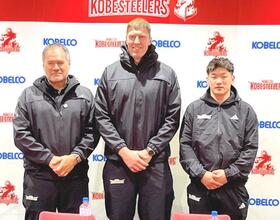 　会見に出席した（右から）李承信、レタリック、レニーＨＣ