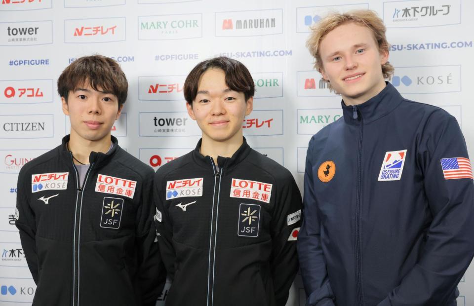 　試合後、笑顔を見せる（左から）佐藤駿、鍵山優真、イリア・マリニン（撮影・吉澤敬太）