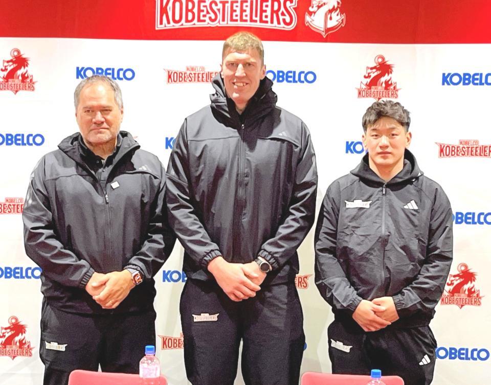 　会見に出席した（右から）李承信、レタリック、レニーＨＣ