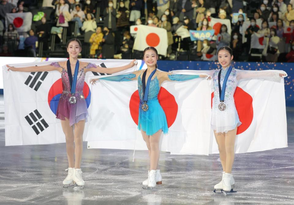 　４連覇を達成した島田麻央（中央）。右は３位の岡田芽依（撮影・吉澤敬太）