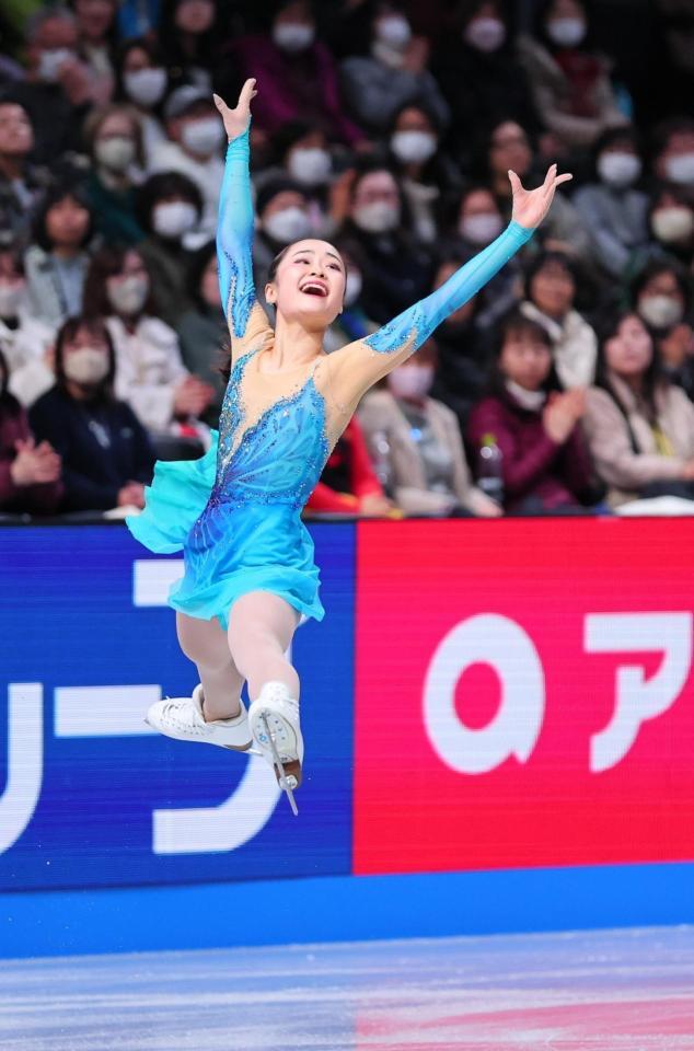 　演技する島田麻央