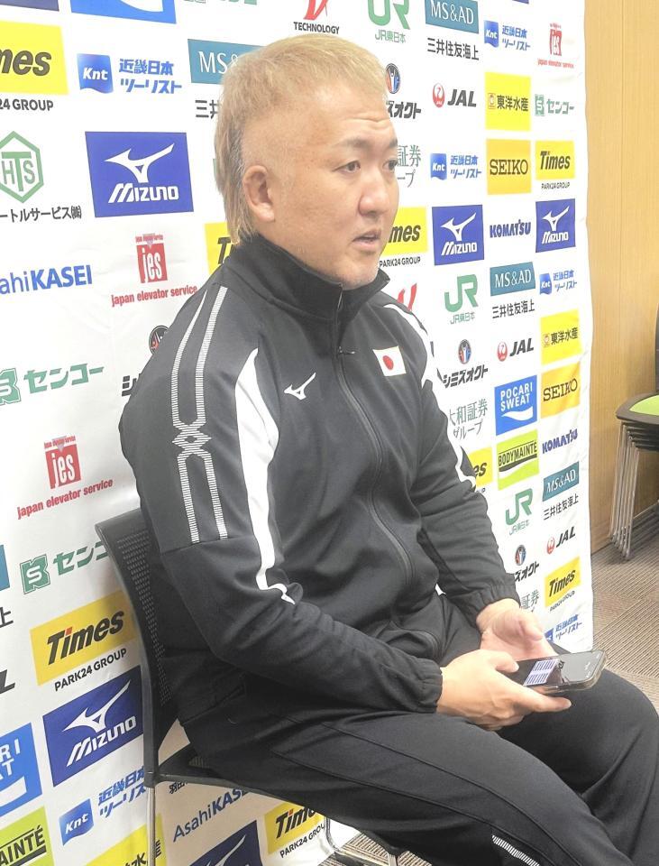 　ドローを確認して取材に応じる鈴木監督