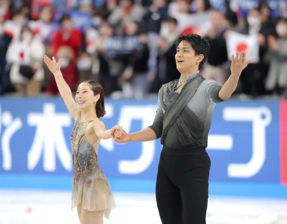 　優勝した三浦璃来（左）、木原龍一組（撮影・吉澤敬太）