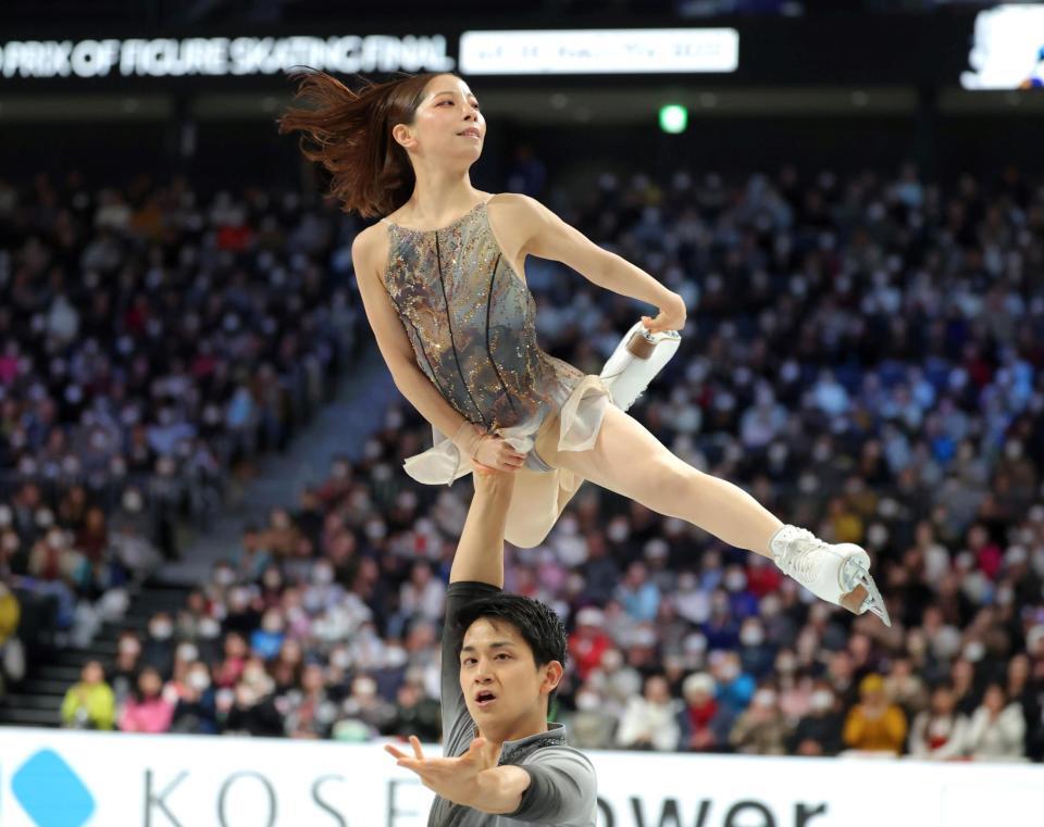 　息の合った演技を見せる三浦璃来（上）、木原龍一組（撮影・吉澤敬太）