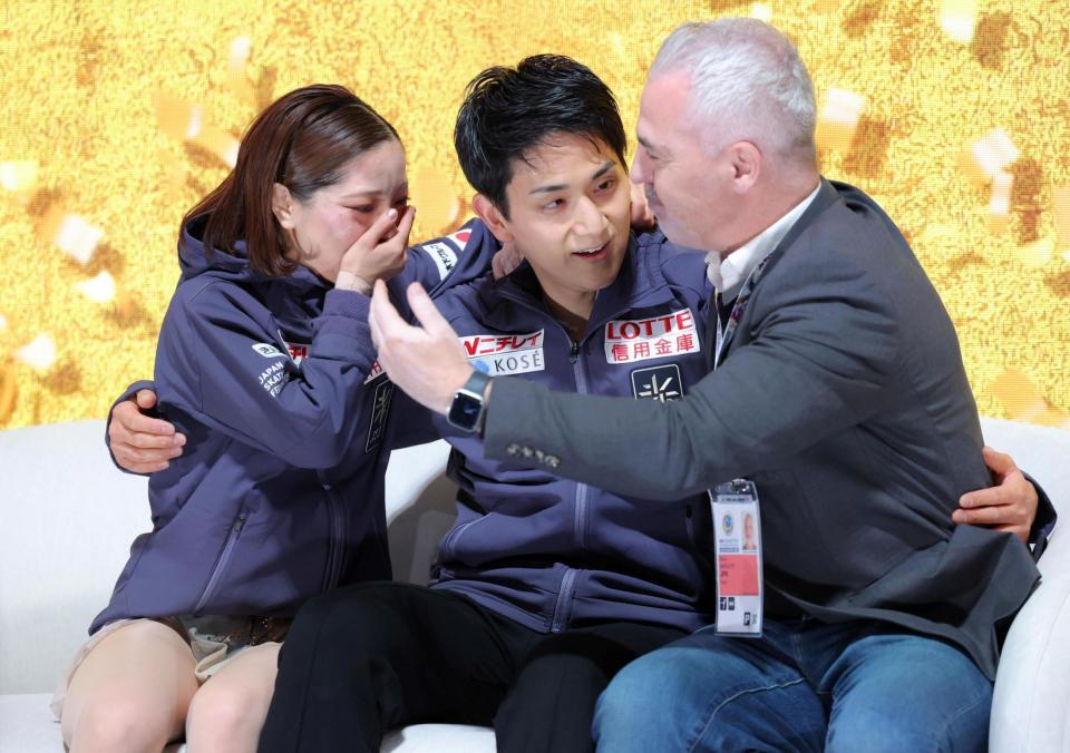 　優勝し抱き合う（左から）三浦璃来、木原龍一組とブルーノ・マルコットコーチ（撮影・吉澤敬太）