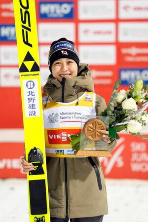 　Ｗ杯ジャンプ女子個人第５戦で３位となり、笑顔を見せる丸山希（共同）