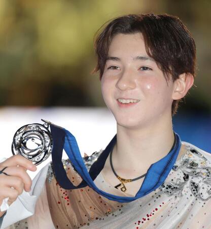 　笑顔で銀メダルを掲げる中田璃士＝５日
