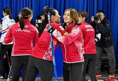 　女子１次Ｌで米国に勝利し、近江谷（左）と抱き合うフォルティウスの吉村＝ケロウナ（共同）