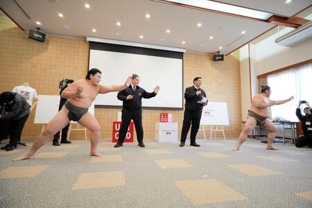 　相撲健康体操を披露する北陣親方（後列左）ら＝提供写真