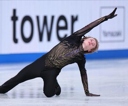 　演技するイリア・マリニン