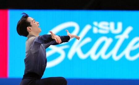 　演技する鍵山優真