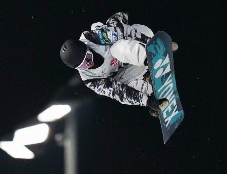 　男子ビッグエア決勝　エアを決める木村葵来＝北京（共同）