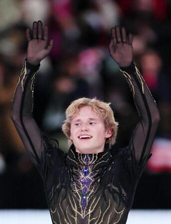 　男子フリーの演技を終え笑顔をみせるイリア・マリニン