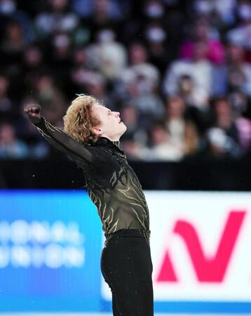 　演技するイリア・マリニン