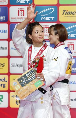 　女子52キロ級で優勝し、声援に応え手を振る阿部詩