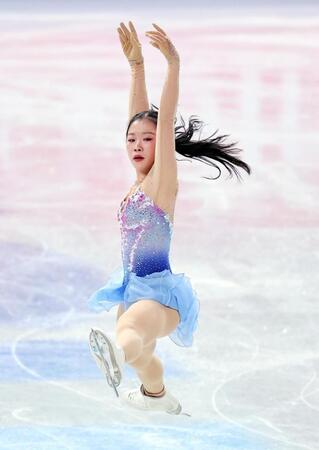 　演技する中井亜美