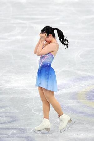 　演技を終え歓声する中井亜美